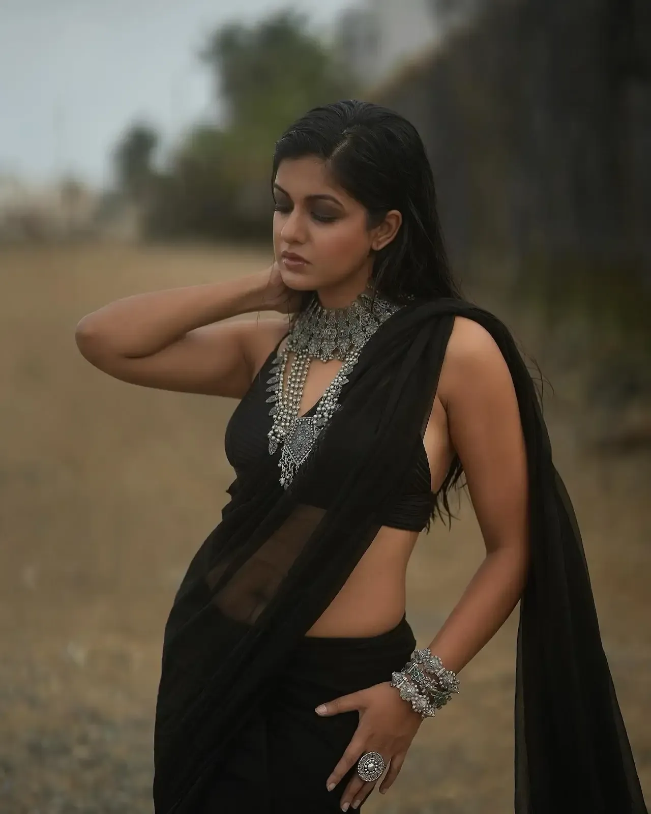 SOUTH INDIAN ACTRESS ISHITA DUTTA STILLS IN SLEEVELESS BLACK SAREE 5